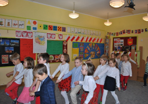 Dzieci z grupy V tańczą Poloneza. Ujęcie 4